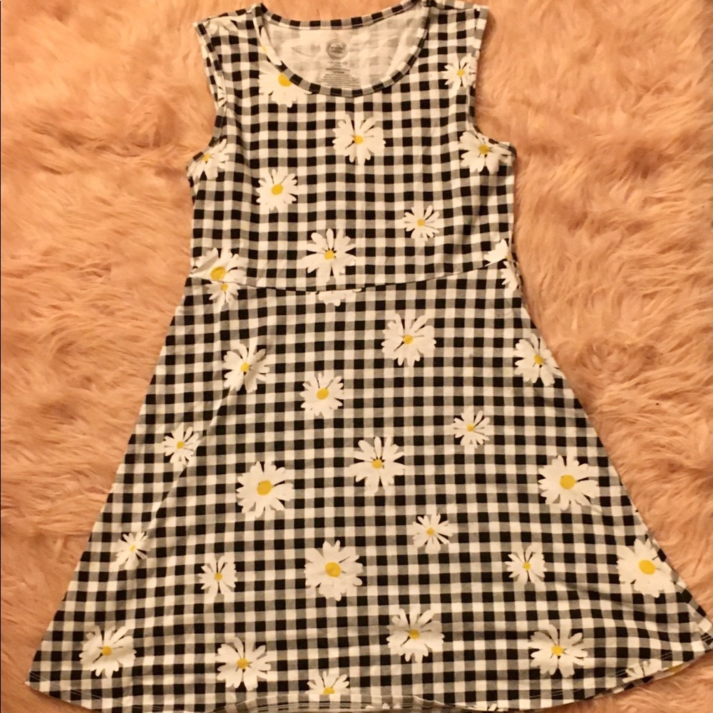 Girls back and white Daisy dress✨